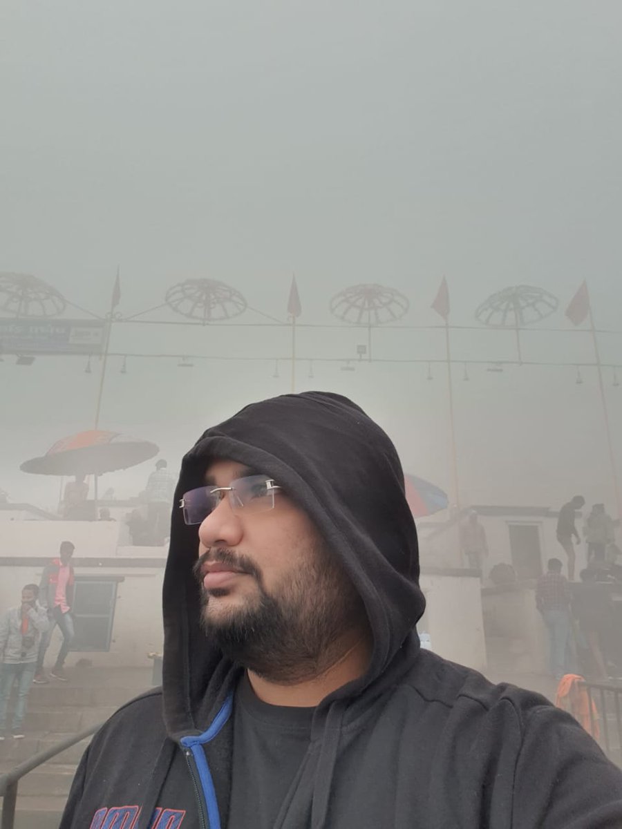 sankalp_vineet's tweet photo. सुबह-ए-बनारस !
#ganga
#MahadevKiNagri
#kashi #Ghats #WinterFog #ChillyMorning #Day2 #KashiVisit #HolidayMode #20thDec #LatePost https://t.co/zWA3yvmvn5