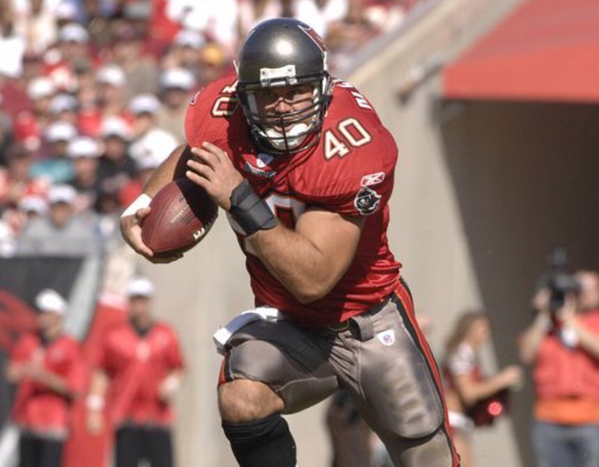 mobozzen's tweet photo. Mike Alstott @Buccaneers 🏴‍☠️🏈
@M_A_F_F @BoilerFootball
🇺🇸🏈🐐11 year @NFL totals:
💪🏻 5,088 yards on 1,300+ carries 
🙌🏻 58 running touchdowns
🐐 305 catches = 2,300 yds
🙌🏻13 receiving touchdowns
🏆 6x Pro Bowls
👑 3x All-Pro
#MakeFullbacksGreatAgain 
#GottaLoveTheFullback #Alstott https://t.co/CS7SYhWZZP