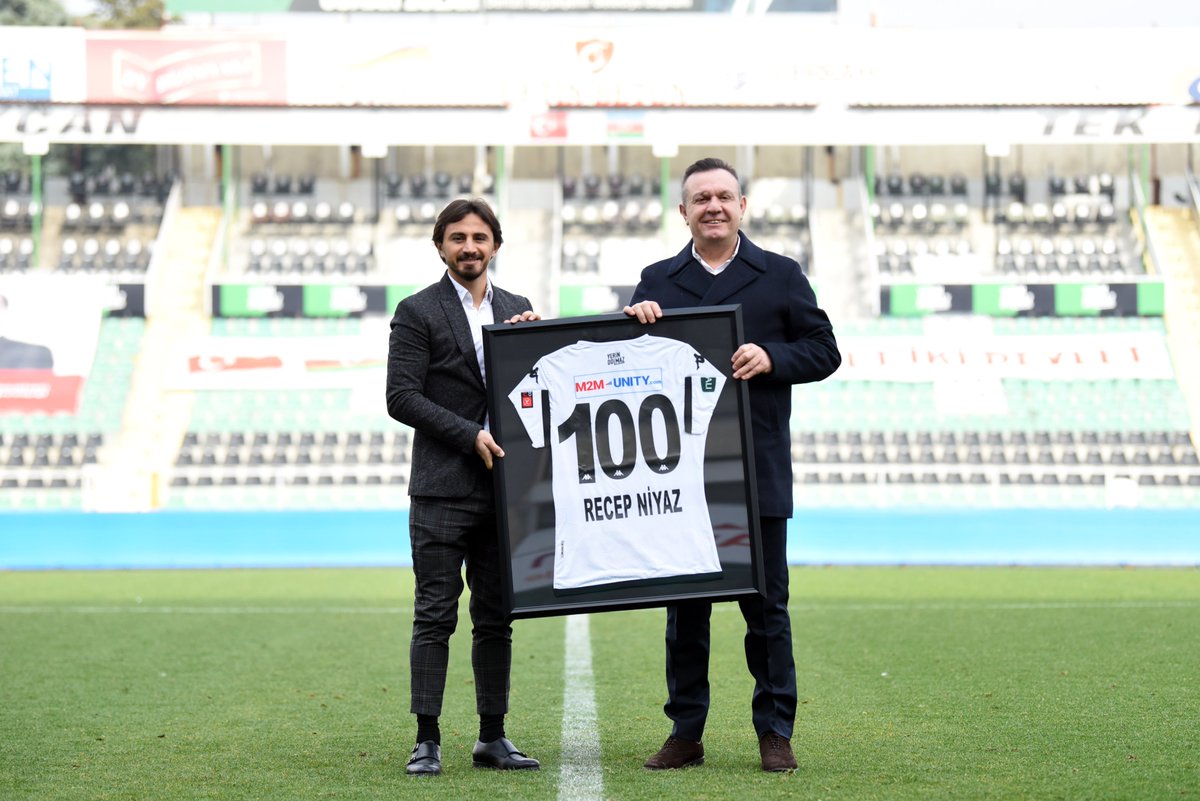 💯Denizlispor forması ile 100. resmi maçına çıkan Recep Niyaz'a üzerinde ismi yazılı olan 100 numaralı forma hediye edildi.

Kulübümüz altyapısında profesyonel olan Recep Niyaz, formasını kulüp başkanımız Ali Çetin'in elinden teslim aldı.👏

#YukatelDenizlispor