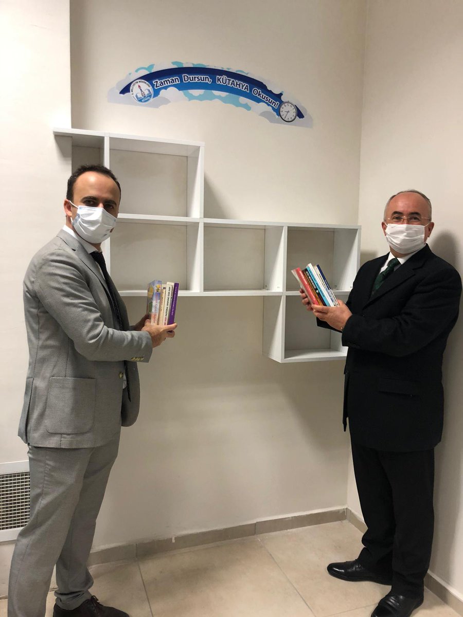 "Zaman Dursun Kütahya Okusun" Projesi kapsamında kurumumuza kurulan kütüphaneye Sayın Tavşanlı İlçe Milli Eğitim Müdürü Salim KARABOĞA ile birlikte kitaplarımızı yerleştirdik. Kendisine Teşekkürlerimizi sunar. Halkımıza hayırlı olmasını dileriz.