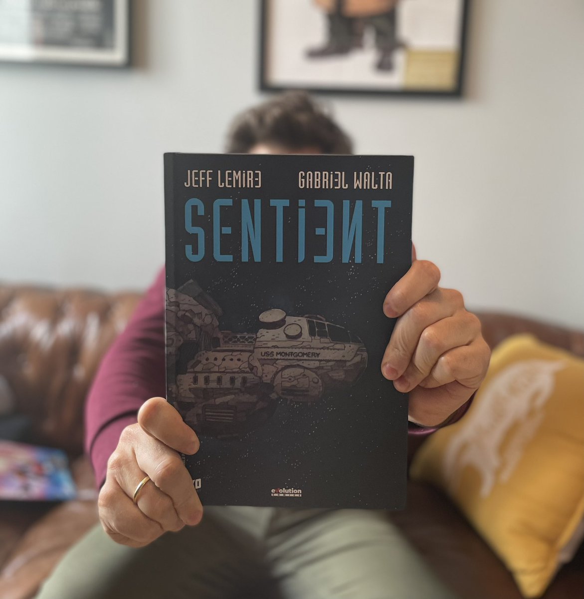 SORTEO!🎁
Es de bien nacido ser agradecido: por vuestra ayuda en el reto que me hizo <a href="/MILCOMICS/">Milcomics.com</a> regalo parte del premio: SENTIENT de <a href="/PaniniComicsEsp/">Panini Cómics España</a> , una obra de Lemire y Walta que es un pepinazo.
Solo tienes que seguirme y retuitear este tuit.Hasta el día 24!
Solo Península.