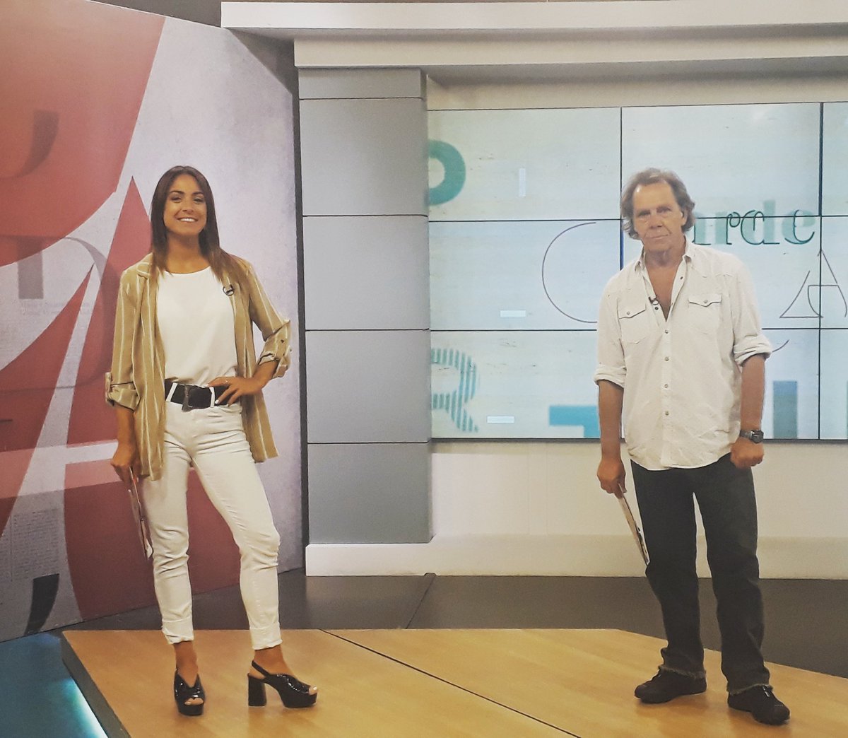 Lunes y el equipo pronto para compartir otra tarde en casa!!!