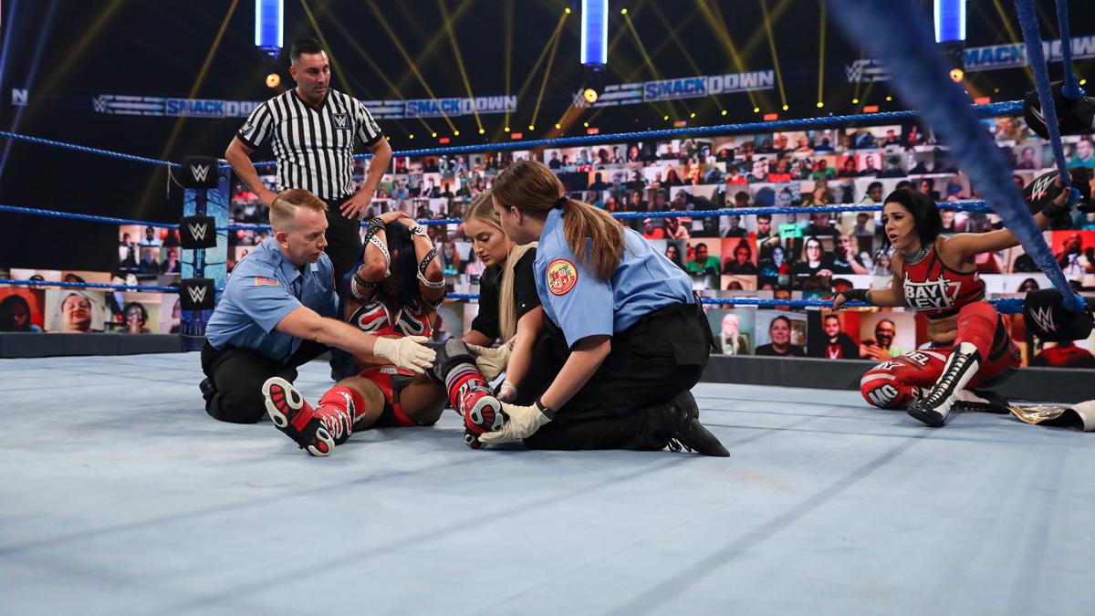 26 - Sasha Banks & Bayley vs Shayna Baszler & Nia Jax [Smackdown] [04/09/2020]3/4