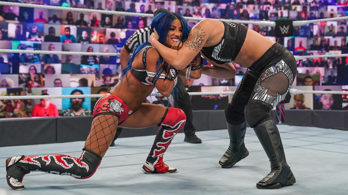 29 - Sasha Banks & Bayley vs Shayna Baszler & Nia Jax [Payback] [30/08/2020]3/4