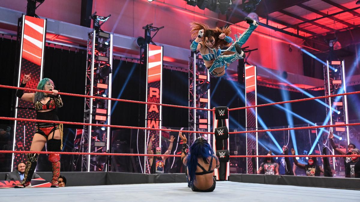 27 - Sasha Banks & Bayley vs The Kabuki Warriors [Raw] [13/07/2020]3/4