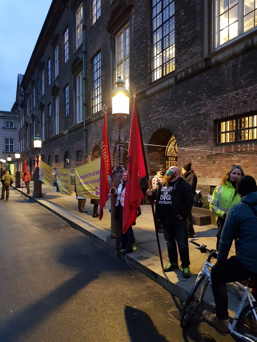 68Mere's tweet photo. Så fik et flertal i @folketinget med @regeringDK i spidsen vedtaget en forhøjelse af Europas højeste pensionsalder, fra 68 år til 69 år fra 2035, med store omkostninger for nuværende og kommende lønmodtagere. Billeder fra decembers sidste bannerborg #dkpol #68ErMereEndNok https://t.co/3v9rqO1ur6
