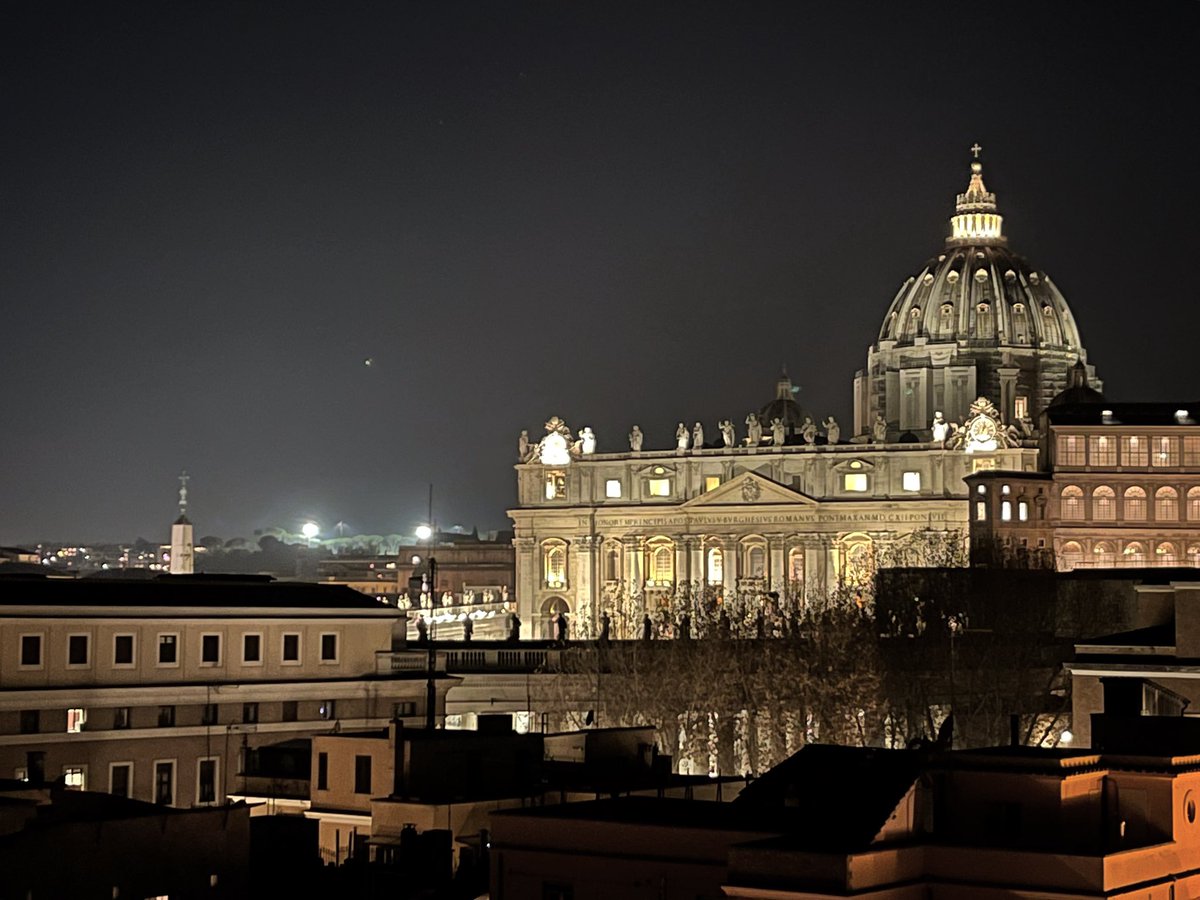 MountainButorac's tweet image. The Star of Bethlehem over the Vatican. 

Even with those two artificial spot lights, it’s still the brightest thing in the sky.