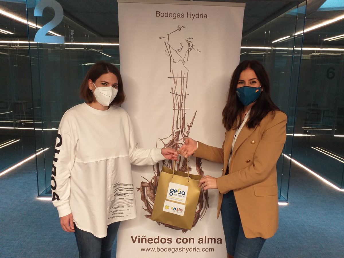 GesaSeguros's tweet photo. 📢Seguimos repartiendo el #AperitivoSolidarioAMAIM Nuestra directora de particulares y personales, Isabel Sánchez, le ha entregado su 🎁a Marina Sánchez, de 
@BodegasHydria 🍷
Una empresaria con vinos muy musicales que brindará por 
@AMAIM_Murcia 🙌 en #Navidad
#GesaContigo 😉 https://t.co/IRd6xrMHYE