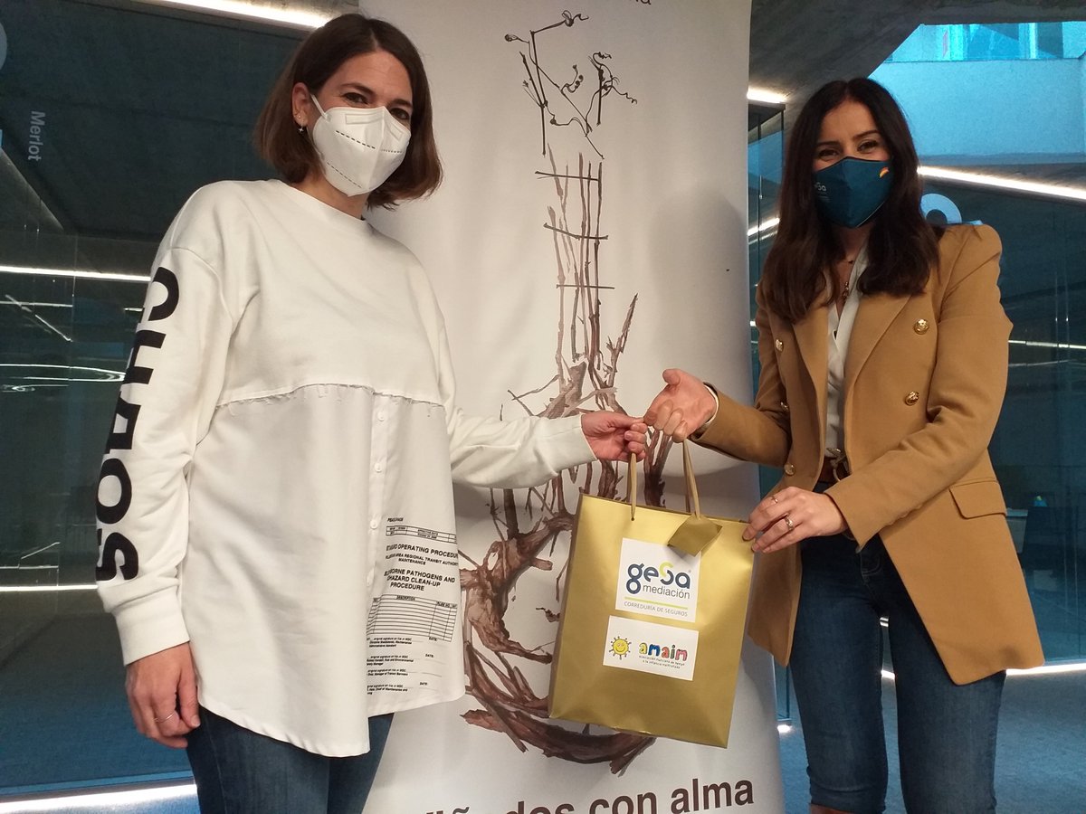 GesaSeguros's tweet photo. 📢Seguimos repartiendo el #AperitivoSolidarioAMAIM Nuestra directora de particulares y personales, Isabel Sánchez, le ha entregado su 🎁a Marina Sánchez, de 
@BodegasHydria 🍷
Una empresaria con vinos muy musicales que brindará por 
@AMAIM_Murcia 🙌 en #Navidad
#GesaContigo 😉 https://t.co/IRd6xrMHYE