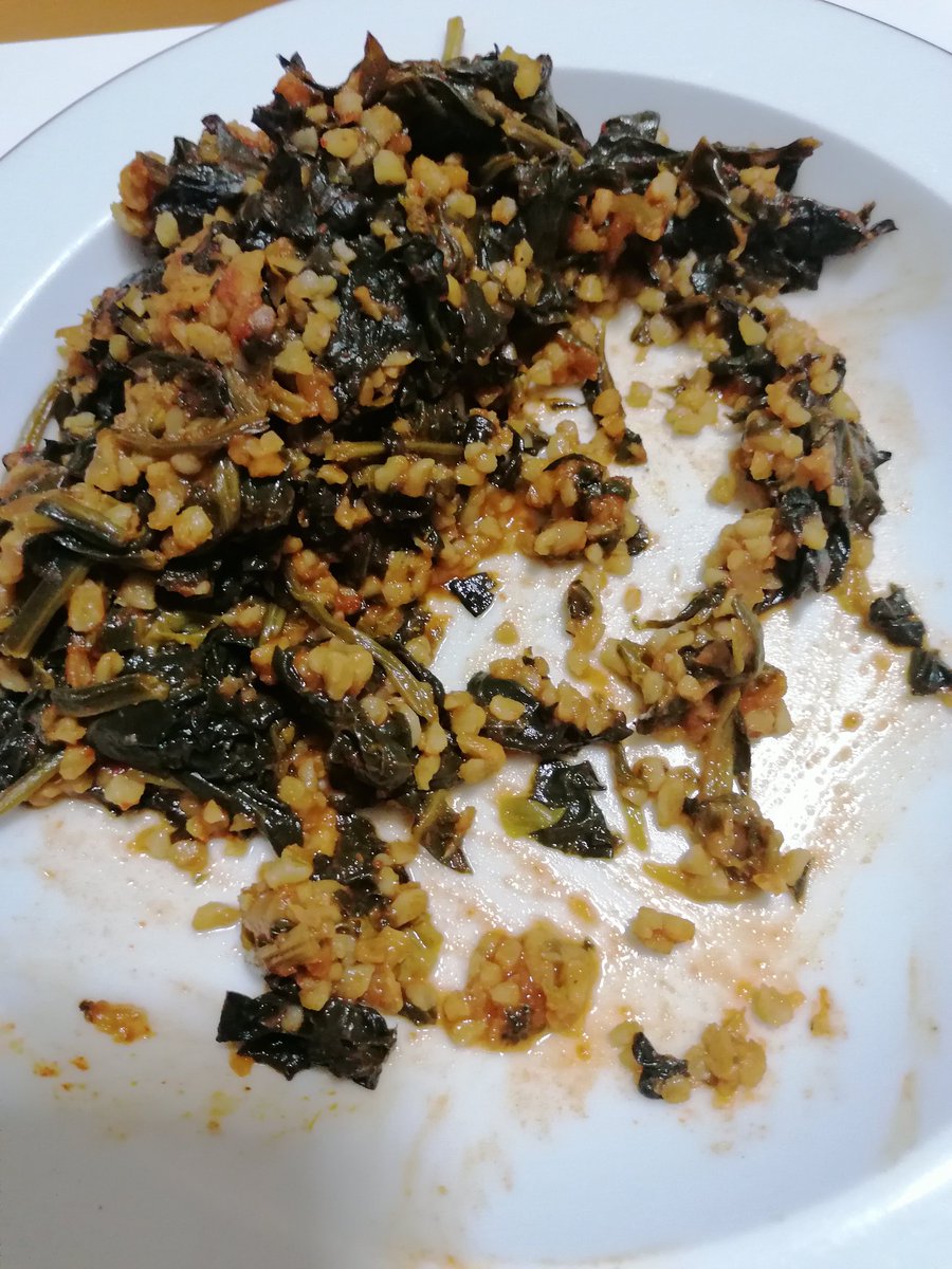 Tripanazomigam5's tweet image. Bugün akşam yemeğinde, #sudeğirmeni nde öğütülmüş tam buğday unundan yapılmış yufka ekmeğine alt kata cevizli ev yapımı süzme yoğurtlu #kereviz, üstüne zeytinyağlı #cibeş, üstüne zeytinyağlı #brokoli #karnıbahar salatası en üstte de ıspanak koydum ve yedim. Göbeğim sağlık.