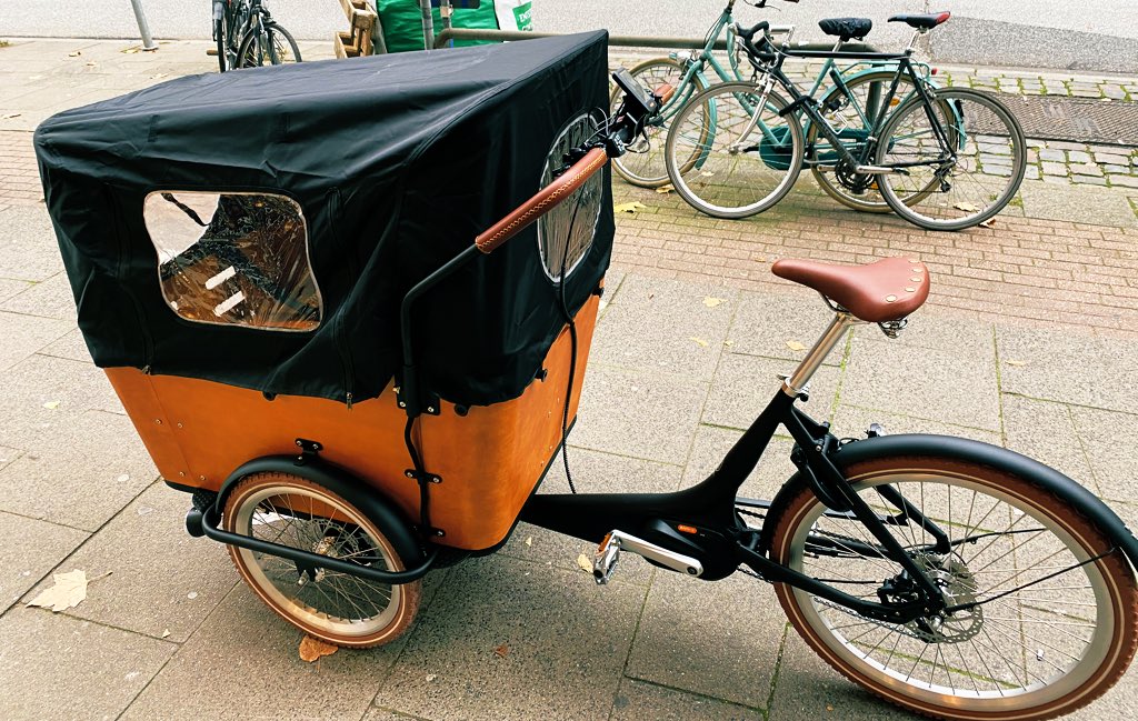 Weil ich es ständig gefragt werd:
- Ja, ich hab mir ein Lastenrad gekauft.
- Nein, es ist nicht geleast.
In english:
Last, but not least.