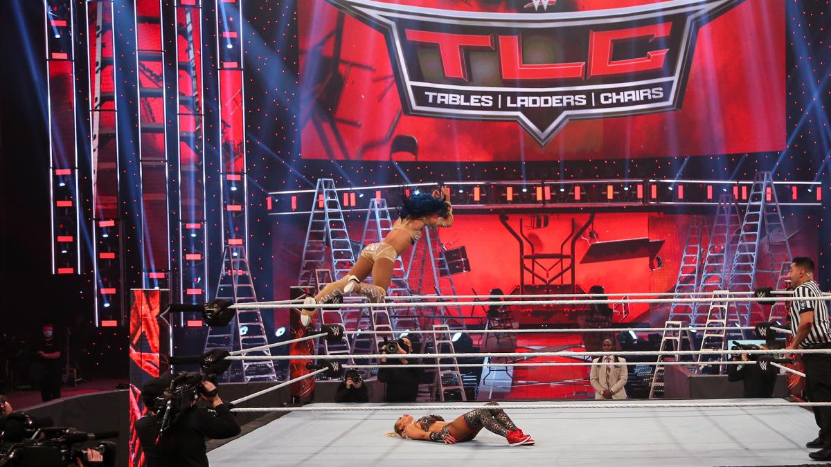 16 - Sasha Banks vs Carmella [TLC] [20/12/2020]