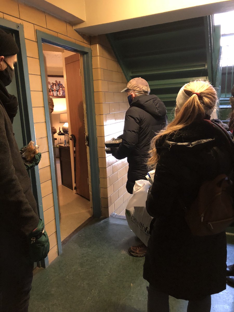Riis_Settlement's tweet photo. This past Saturday, we delivered 300 holiday meals to seniors in #Queensbridge. The meals were generously donated by our friends @Citi. Thanks to all the staff and volunteers who came out to help, including our council member @JimmyVanBramer and his team! #community #givingback https://t.co/7yAtlodAq4
