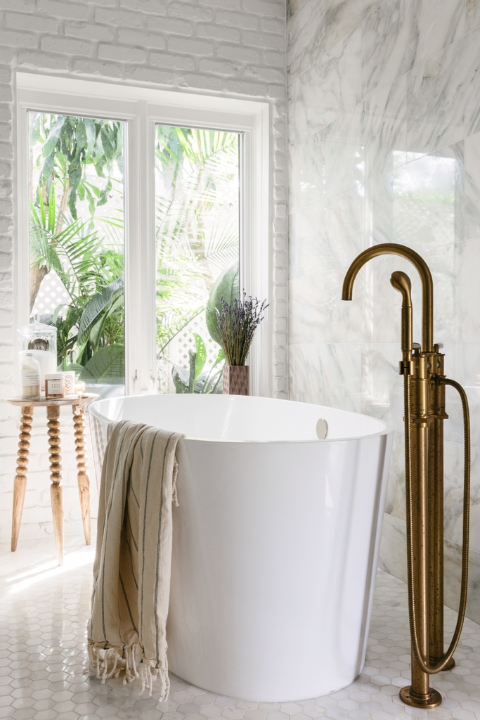 This bathroom by Julia Robbs exudes an air of tranquility and luxury. The combination of the ios with a standing faucet, in a tropical locale, further adds to this relaxing vibe. Credit: juliarobbs on Instagram l8r.it/Xu2Z