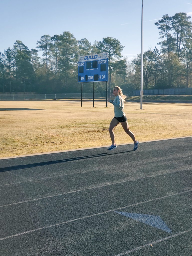 WLPFProject's tweet image. Solid work @emmaellis_13! 25' LT @ 5:05 1600 training pace (1st 2mi Tempo 6:04-6:09=12:19, 3rd mi started drifting, 4th mi into 6:25-6:30 SS to finish). 5' Rest, 4x200 @ 1600 w/ 200j (36/37/38/37), always finish FAST! #WithoutLimits #StateGoals