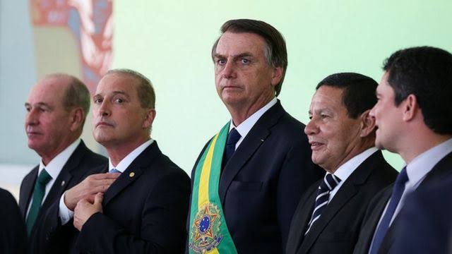 milenabatista's tweet photo. Você consegue acertar quem disse isso: personagem do Sai de Baixo ou político bolsonarista? https://t.co/Sn8zuqaxgU