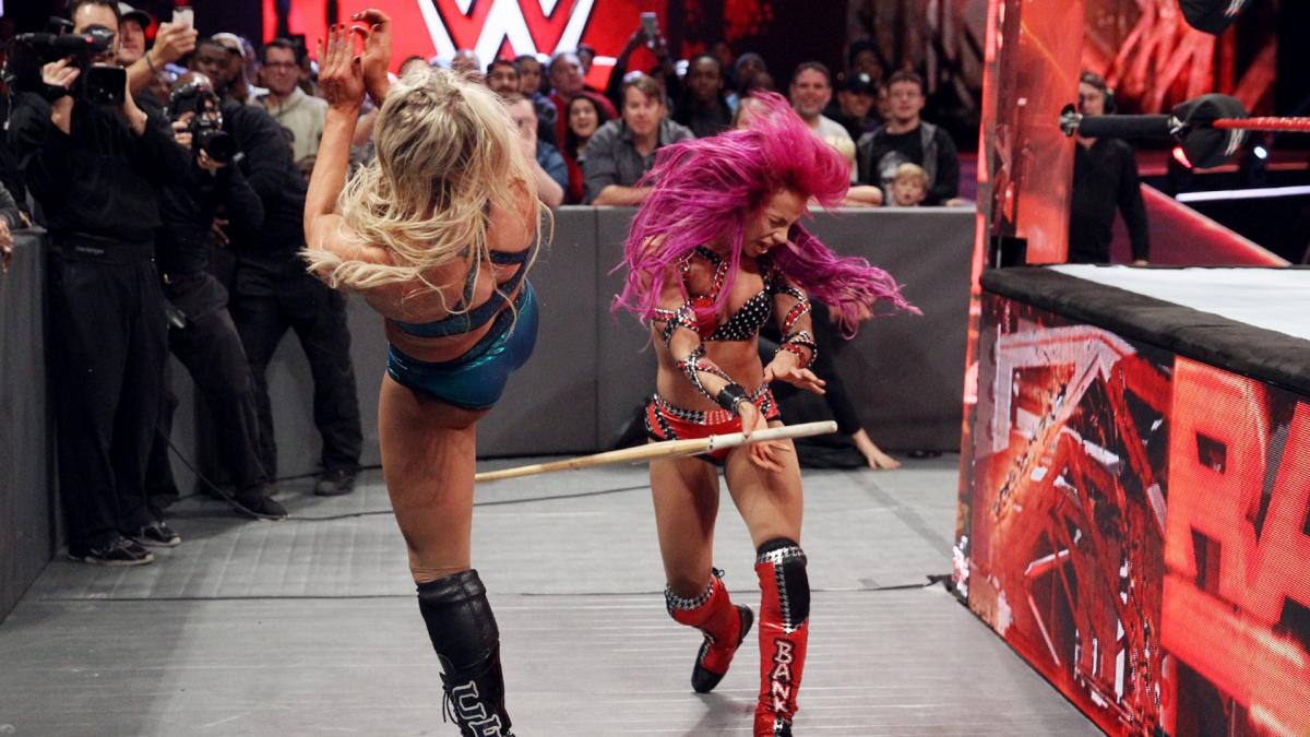 10 - Sasha Banks vs Charlotte Flair [Raw] [28/11/2016]1/4