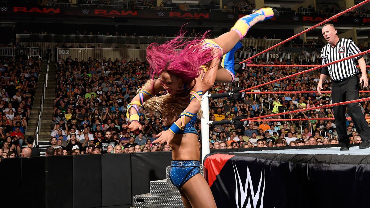 11 - Sasha Banks vs Charlotte Flair [Raw] [25/07/2016]1/4