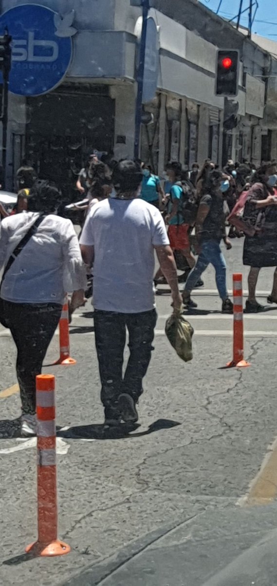 La_Cao's tweet photo. #Chillán Tremendo 😱  pasé por la locura del centro. ¿Hay alguna autoridad controlando? ¿A qué hora cerramos el mall? Porque en Conce ya sé cerró. #Covid19Chile #CovidNavidad https://t.co/RG76YtHysO