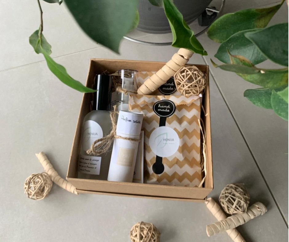Honua10's tweet photo. Plus que quelques coffrets en stock ! N’hésitez pas à nous contacter en DM ✨
#OSComWeb #ChristmasGift #Naturalcosmetics #Switzerland https://t.co/Nyi2Lb7eIx
