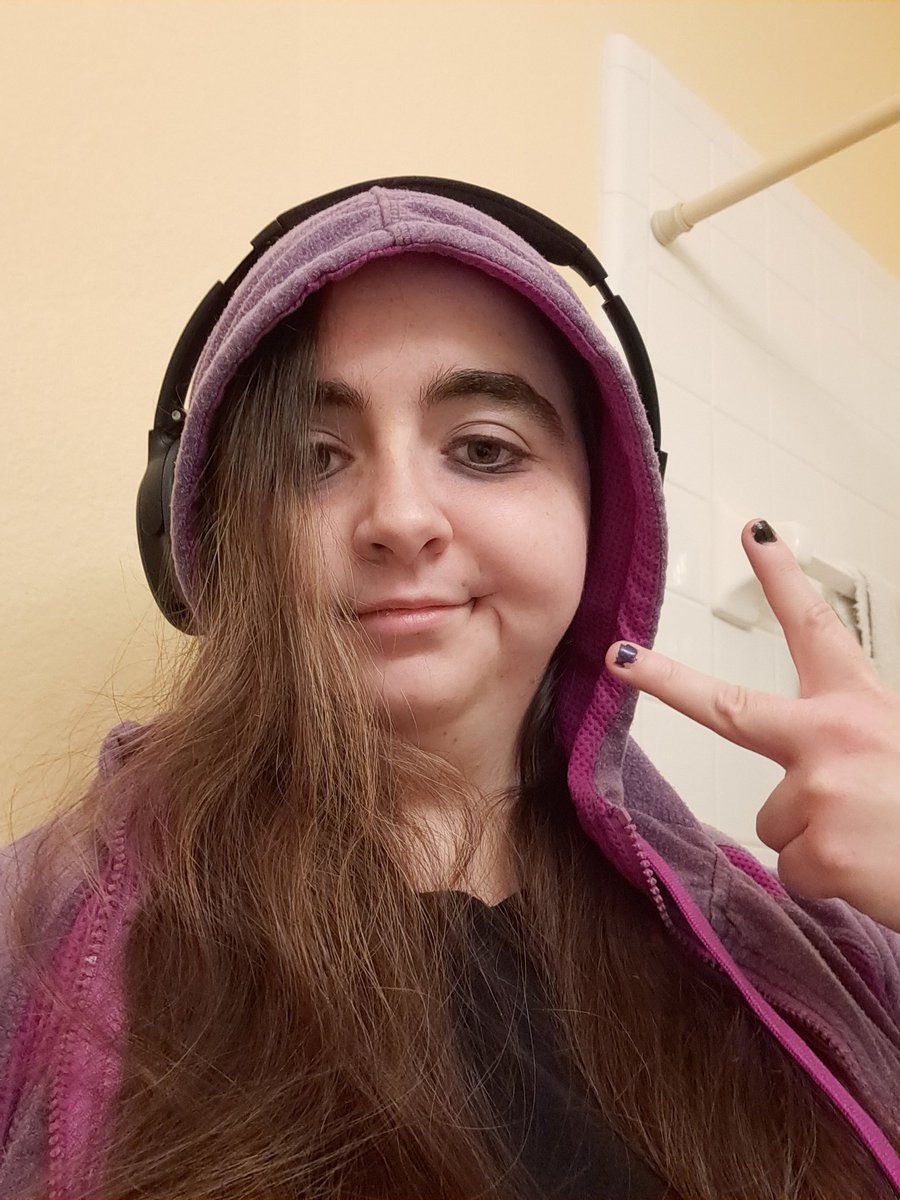 CreativiaRkM2's tweet photo. Hi, I'm Rachel. I'm Jewish on my Mom's side of the family and I've grown up celebrating Hannukah to honor my Jewish heritage. #JewishFanders #JewishFanderBlackout
Happy Belated Birthday Virgil!
These are from Halloween, I tried the eyeshadow from the latest episode. https://t.co/8zNkXuXvml