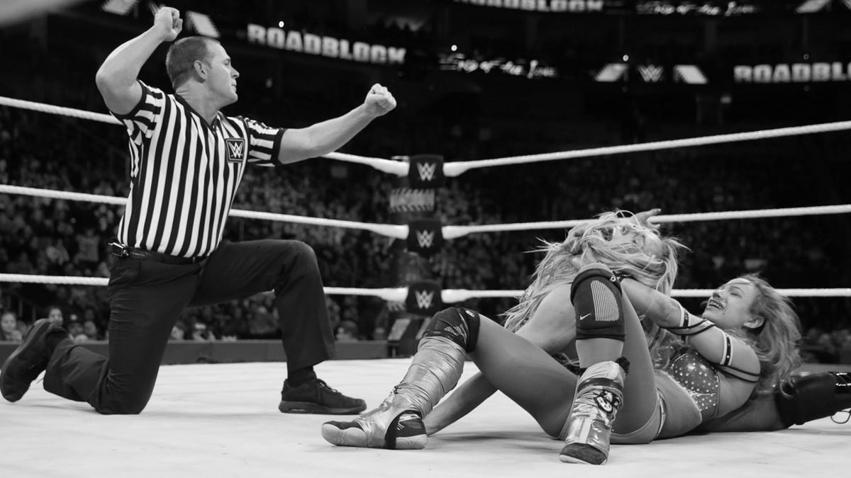 9 - Sasha Banks vs Charlotte Flair [Roadblock: End Of The Line] [18/12/2016]1/4