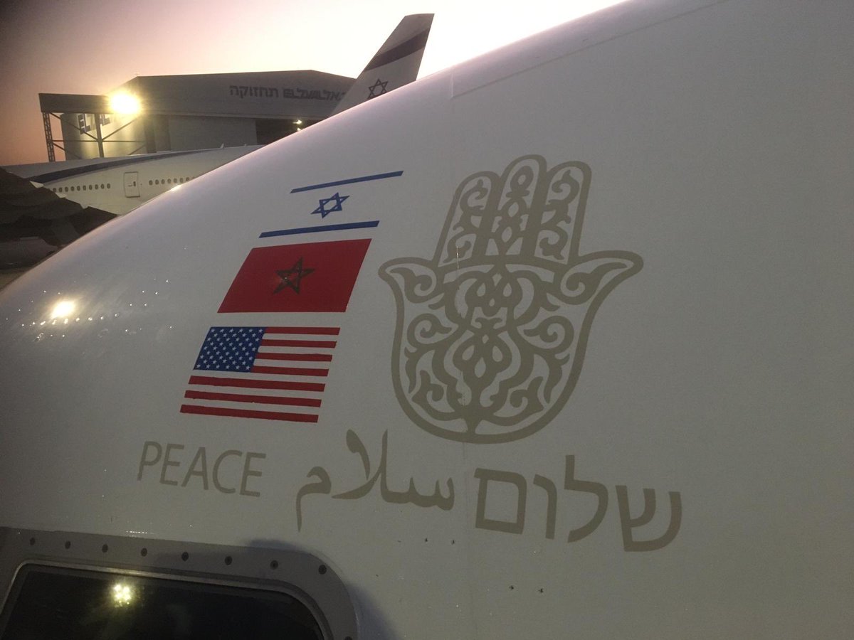 julienbahloul's tweet photo. Le logo sur l’avion El Al qui reliera demain #Israel au #Maroc pour célébrer la normalisation des relations entre les deux pays. Le numéro de vol ? LY 555... les pieds noirs apprécieront ;) https://t.co/vYeUeusBfZ