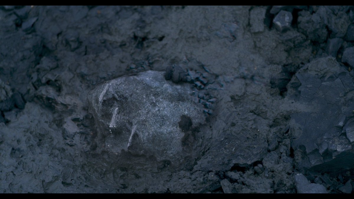 A discovery on the beach in  #Ammonite prompts a woman to take off her wedding ring before she thrusts her hands in the mud. Does scientific discovery mean freeing oneself from the bounds of society? To dig, with unhindered glee, into the earth?