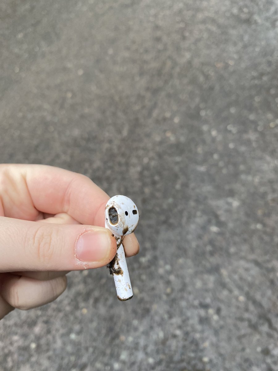 fayefitz2's tweet photo. Any know how to fix AirPods @Apple not impressed #notanad https://t.co/rVx3FkguCC