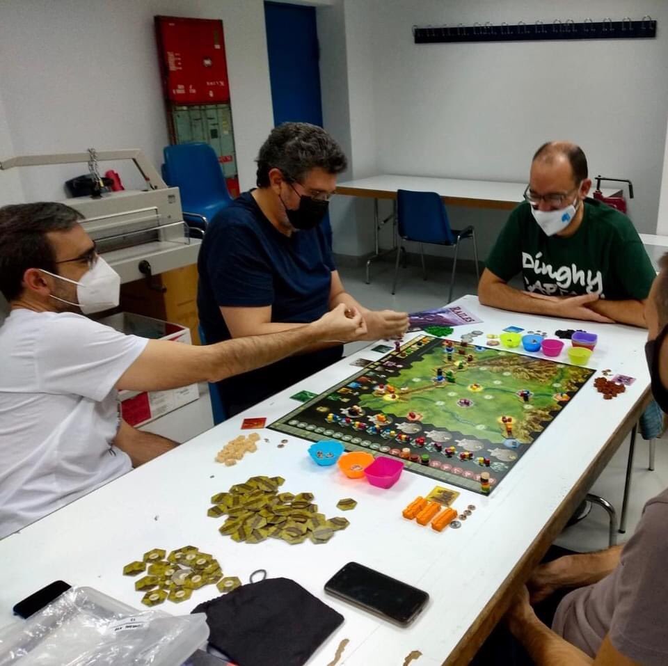 cofradiadragon's tweet photo. Otro viernes de juegos de mesa, esta vez disfrutamos de #altatension de @Edge_Ent y #railes de @DevirIberia
#juegosdemesa #asociacion #madrid https://t.co/8UqmXaMAPE