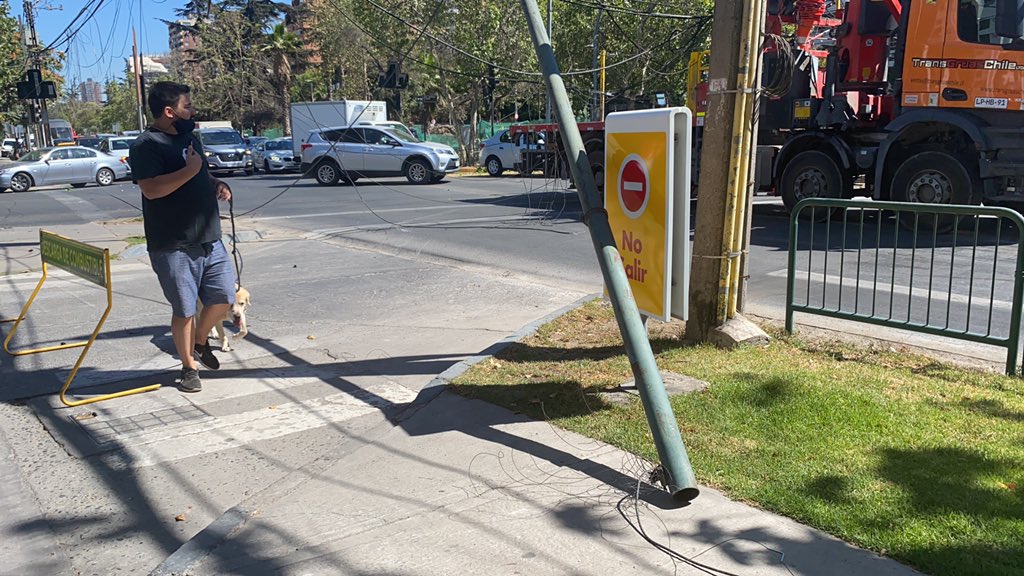 read1973's tweet image. Camión pluma pasó a llevar cables en Colón Vespucio. Tránsito cortado. @Muni_LasCondes @LavinJoaquin
