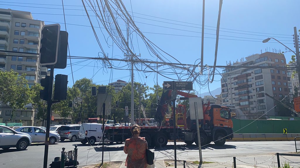 read1973's tweet image. Camión pluma pasó a llevar cables en Colón Vespucio. Tránsito cortado. @Muni_LasCondes @LavinJoaquin