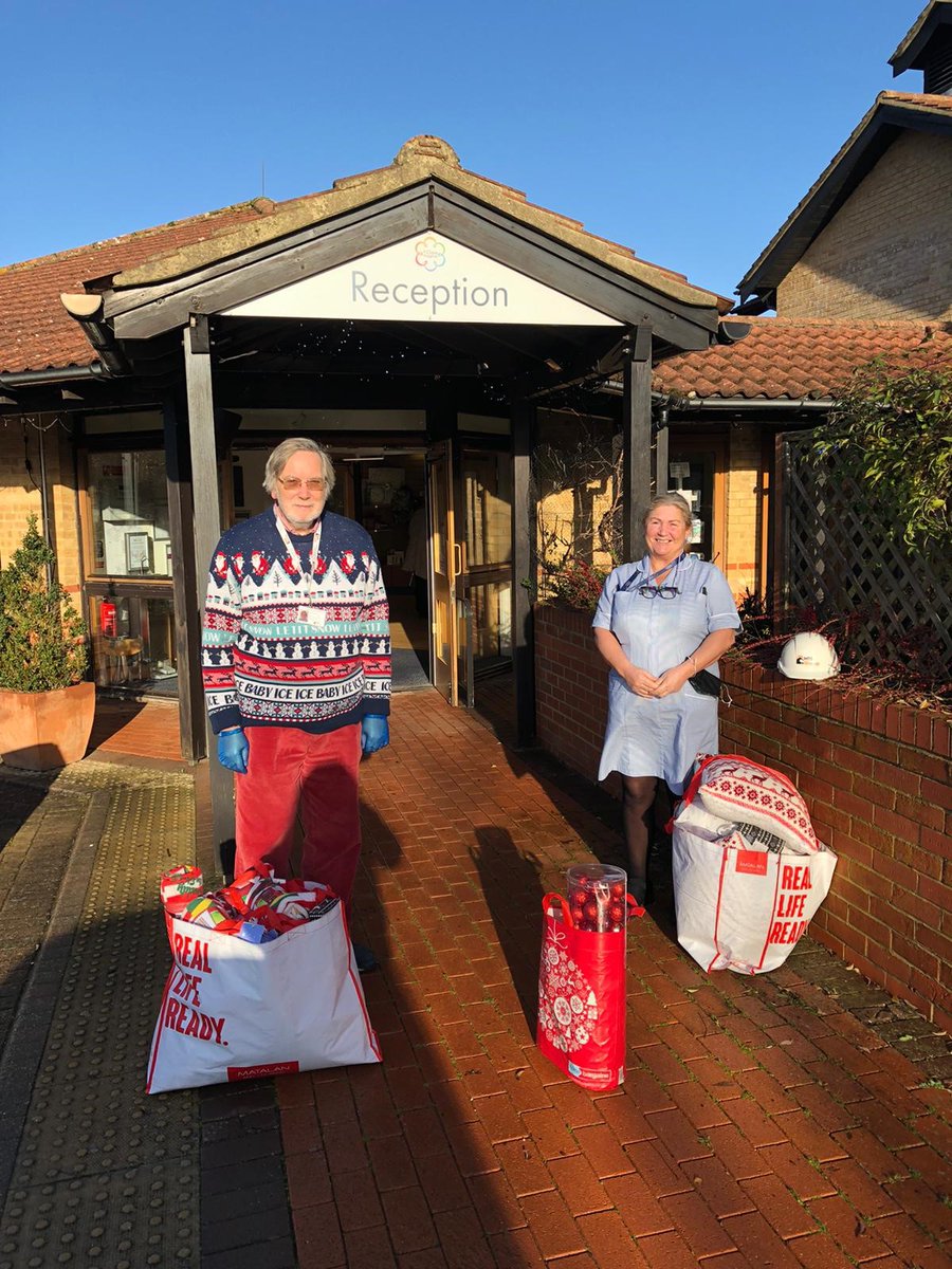 hospicestclare's tweet photo. Christmas in our IPU can be a very sad time for all, especially this year, so to make it feel more cosy, #local business #HTSGroup and @HarlowCouncil gifted us with lots of lovely gifts, including Christmas cushions and blankets๐
Thank you @SimonNickCarter for delivering!๐ https://t.co/adpnXt2qG1