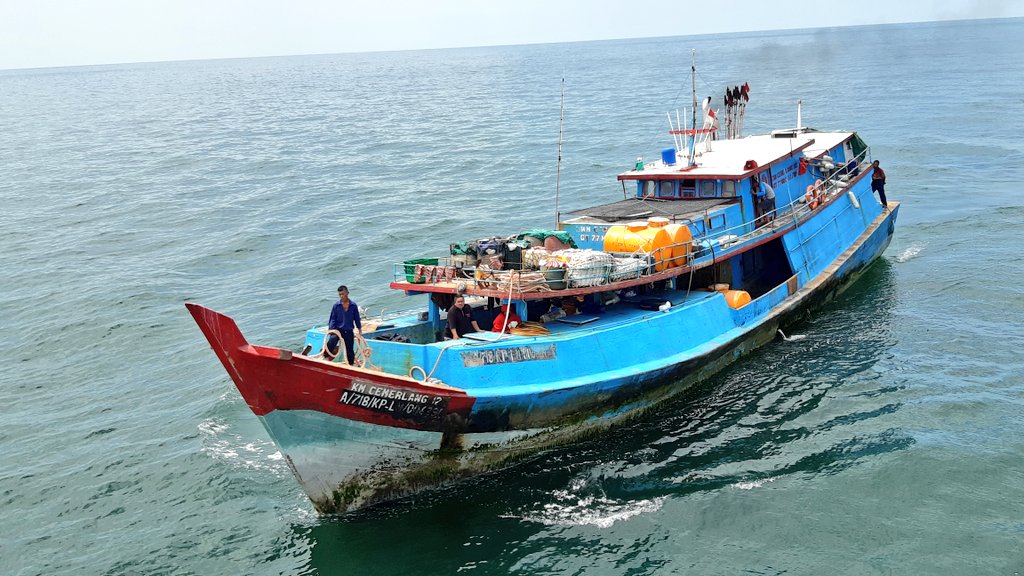 Kapal penangkap ikan dengan alat tangkap pancing cumi (Squid jigging),Rawai Dasar Dan Jaring Gillnet (Jaring insang oseanik) yang ber operasi di WPP 718 laut arafuru.
#ppnambonuntukmaluku