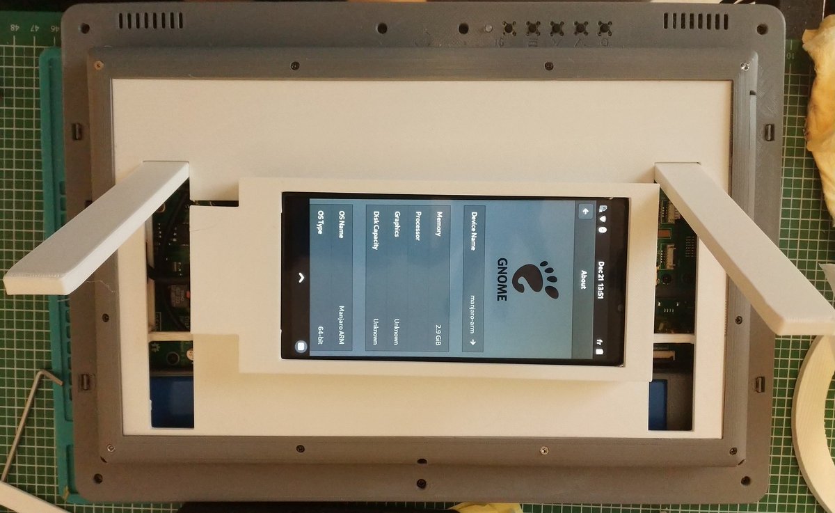 nico69400's tweet photo. On avance encore tranquillou sur l'intégration du #pinephone dans la #DiskioPi.
J'ai passé le week-end à essayer d'intégrer le hub usb-c.
Cable trop rigide pour positionner correctement le tel.
Il faut que je trouve des connecteurs avec une nappe. https://t.co/zER66H8qOt