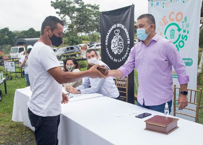 Alcaldiapereira's tweet photo. Un total de 53.441 kilos de #MaterialReciclable fueron recolectados durante el concurso de reciclaje #EcoBarrios. La Empresa de @AseoPereira y el Alcalde Carlos Maya @MayaAlcaldePei realizaron la clausura y la premiación del concurso. https://t.co/0YtWGrIipv https://t.co/busRjTMDwE