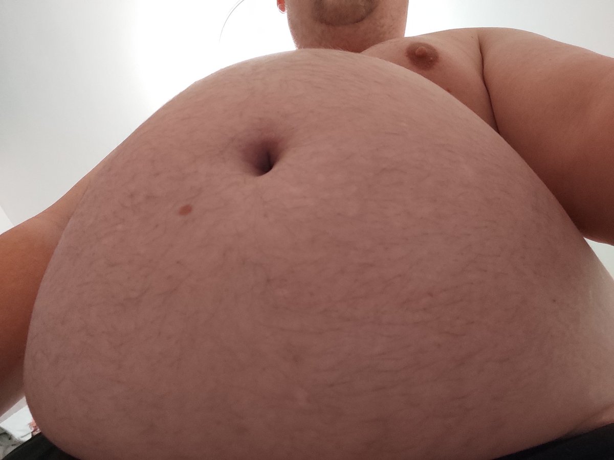 BellyBzh's tweet photo. Some belly pics, funny how bigger the belly can looks with the right angle 😊
#fatbelly #feedee #BHM https://t.co/MXnpKFMfgM