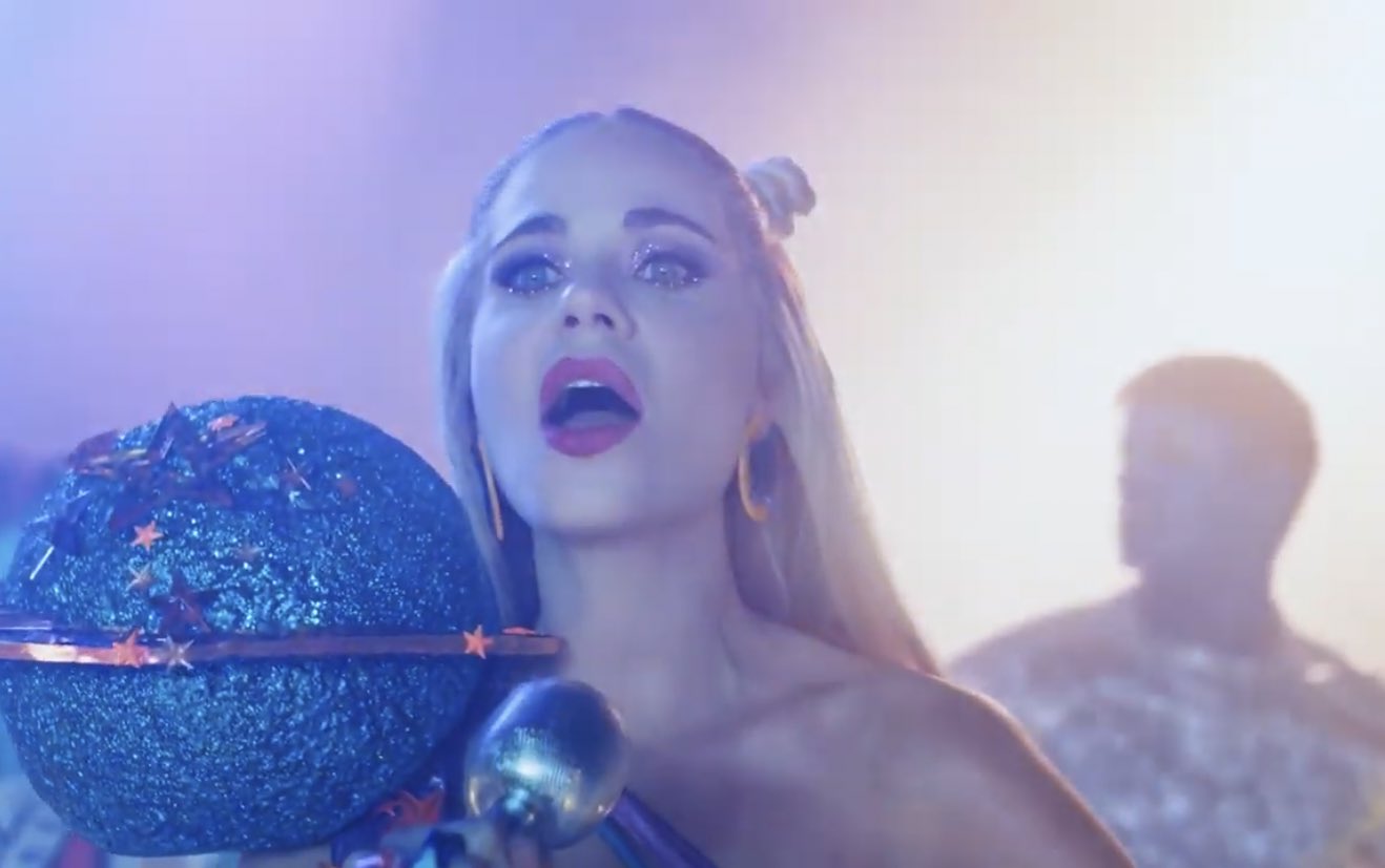 Pop Crave Aliens Mistake Zooeydeschanel For Katy Perry In The Music Video For Katyperry S Not The End Of The World Watch T Co Wq1dmqfgrn T Co 9wxo8ihovb Twitter