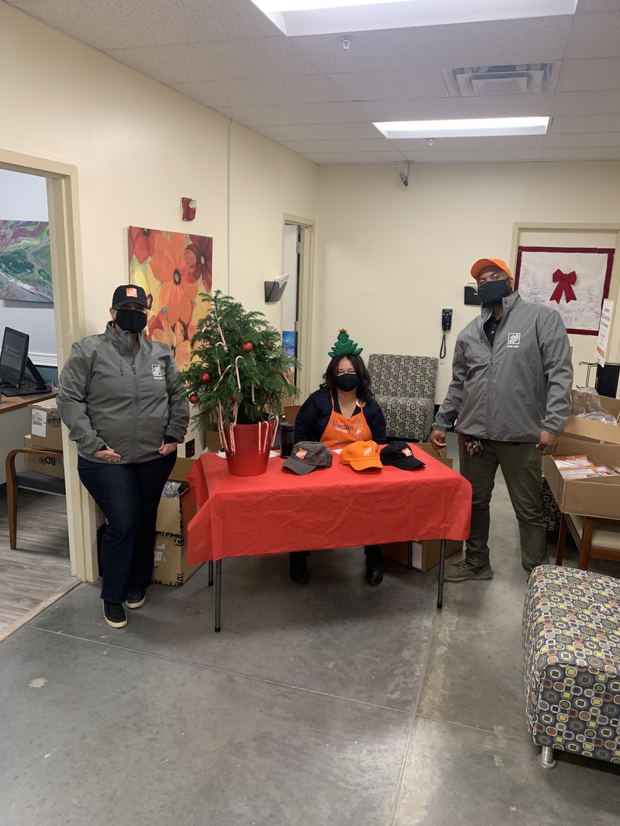 Specialtea6848's tweet photo. Its the Holidays at Store 6848 Lovejoy ! Associate DH Eric Manning sporting his new gear with SM Angela Johnson and ASDS Martine Laster. Happy Holidays from all of us @ 6848 to you and yours ! https://t.co/YwR36TfAku