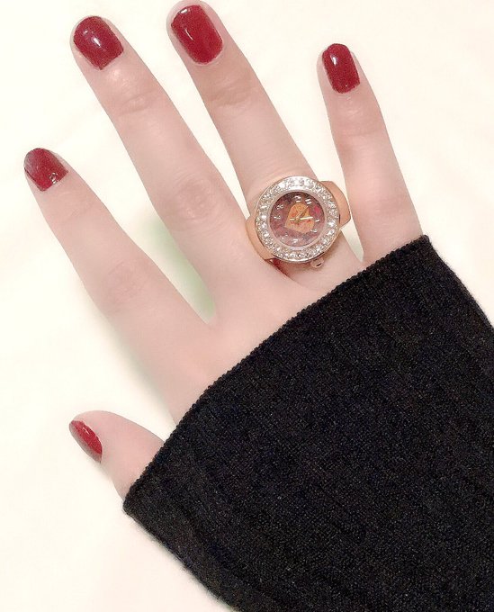 水曜日のアリスさんで購入したんですけど、指輪の中央が時計になってるの凄くないですか...??🥺✨ 