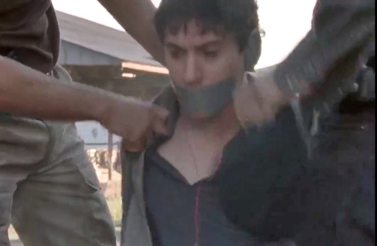 Max05513's tweet photo. Michael Zegen หนุ่มน้อยผู้ถูกจับไปเป็นเหยื่อล่อซอมบี้ในซีรีส์ “Walking Dead”ถูกปิดการรับรู้ทุกโสตประสาท มัดมือมัดเท้า เทปกาวปิดทั้งใบหูปิดทั้งปาก ไม่ให้พูดไม่ให้ได้ยิน สวมทับด้วยโม่งไม่ให้มองเห็นอีกชั้น เรียกว่าโดนจัดหนักจัดเต็ม #MichaelZegen #TapegaggedMan #Guygagged https://t.co/r9sMOTGB6I