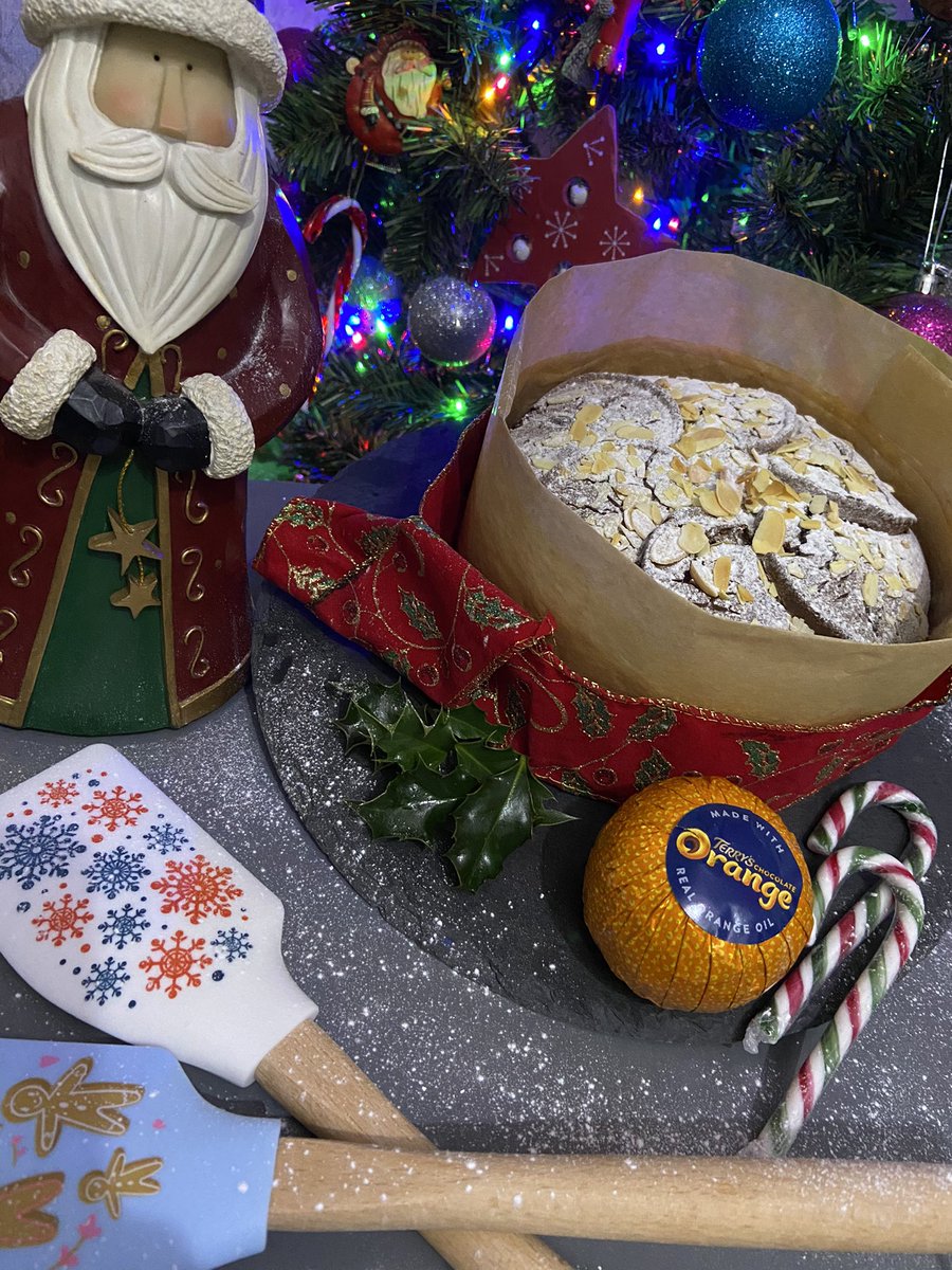 VertasGroup's tweet photo. We're pleased to share that our #ChristmasBakeWeek winner is.....@kjom01! 🎅👩🍳
Kim made a Chocolate Orange Tangerine Panettone and it looked amazing! Congratulations Kim on being our final #VertasVirtualBakeOff winner 👏 https://t.co/ZFTKLCw3a8