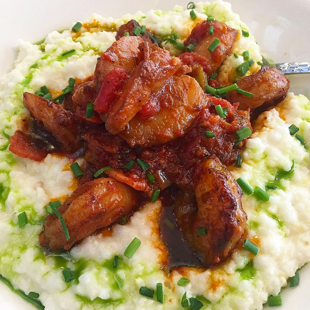 HomecominFL's tweet photo. It's only fitting to start Christmas week that you order up a little RED &amp; GREEN action from Chef Art's place! ❤️🍤💚

📸 Shrimp &amp; Grits

⏰ Open Weekdays @ 11a

🐔 Menu ➡️ https://t.co/1YUpb4lQTi

@DisneySprings @ChefArtSmith #HomecominFL https://t.co/EvS8ETLaqI