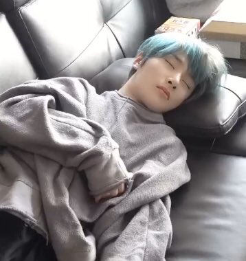 짱인이 늘 싱글벙글 입꼬리 올라가 있다가 잘 때만 입이 약간 울상되는 게 귀여움