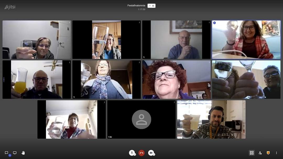 Avui hem fet el tancament del curs a través de Jitsi, encara que ens agrada més presencialment ja que seríem molt més ;)
Us esperem a tots i totes el pròxim any.
#omniaacasa #xarxaòmnia