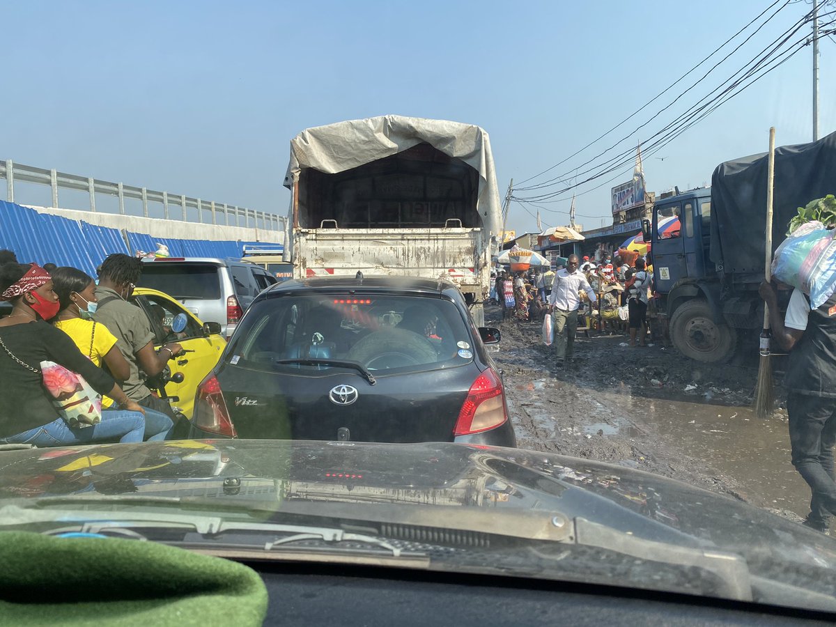 ChrisNyamabo's tweet photo. Ils ont voté leurs représentants
Ils sont de Tshangu
Dans la ville de Kinshasa avec @NgobilaM comme gouverneur mais ils vivent quotidiennement dans la crasse; sans passage piéton obligé de partager la chaussée avec les véhicules se mettant ainsi en danger. Où regarde le pouvoir ? https://t.co/RQwxBizL6e