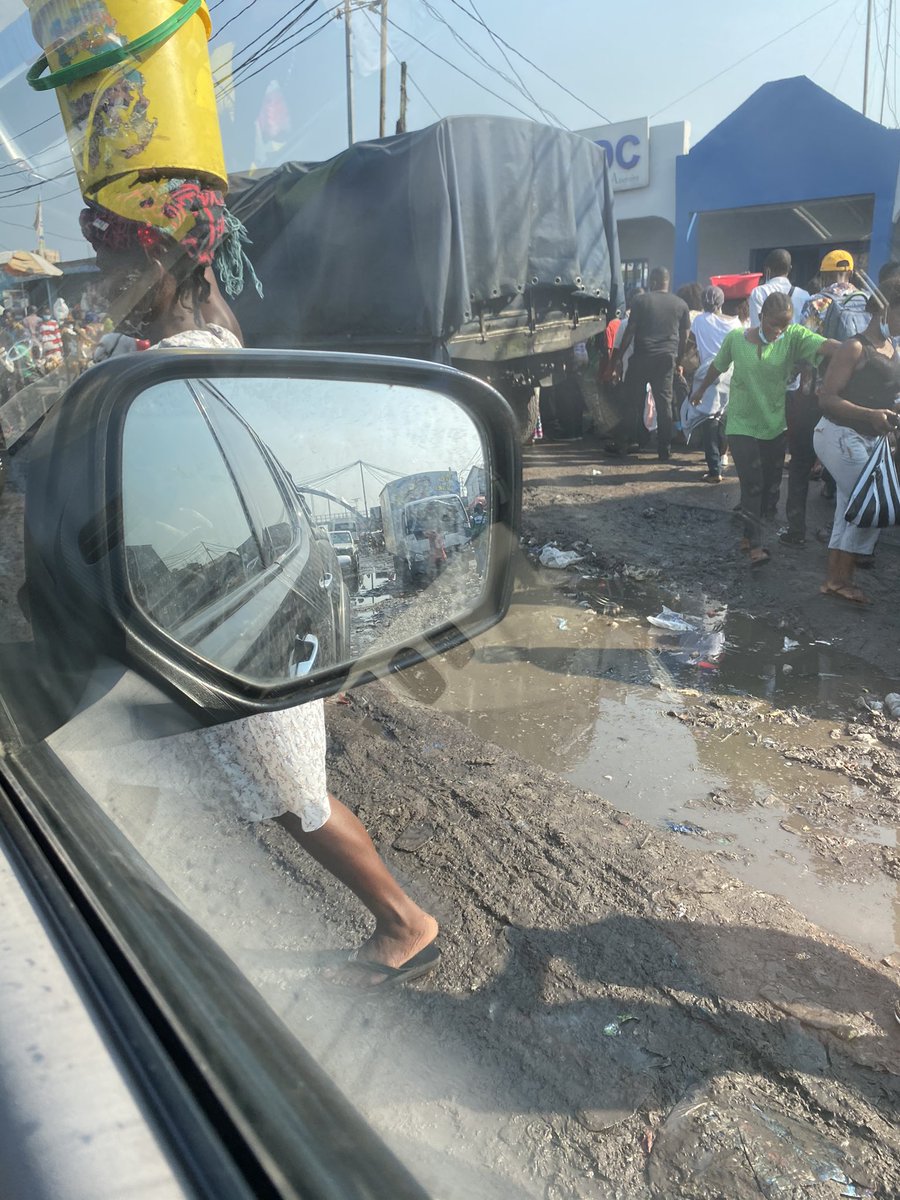 ChrisNyamabo's tweet photo. Ils ont voté leurs représentants
Ils sont de Tshangu
Dans la ville de Kinshasa avec @NgobilaM comme gouverneur mais ils vivent quotidiennement dans la crasse; sans passage piéton obligé de partager la chaussée avec les véhicules se mettant ainsi en danger. Où regarde le pouvoir ? https://t.co/RQwxBizL6e