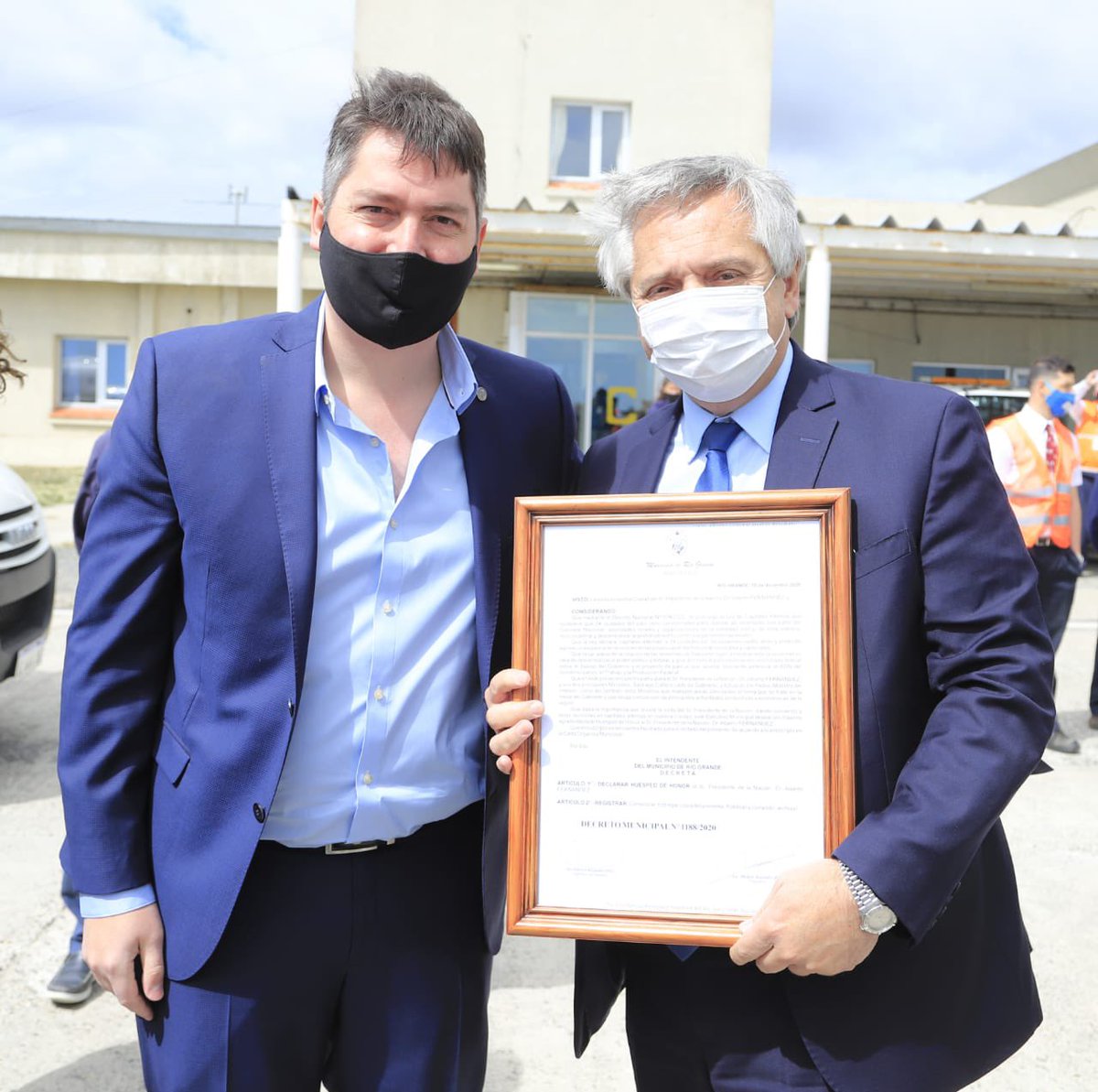 MartinPerezTDF's tweet photo. El Presidente de la República acaba de aterrizar en Río Grande.

Nos visita a poco de que se haya cumplido su primer año de gestión.

Bienvenido compañero Presidente. 
Bienvenido Alberto. https://t.co/XWDuw23w1v