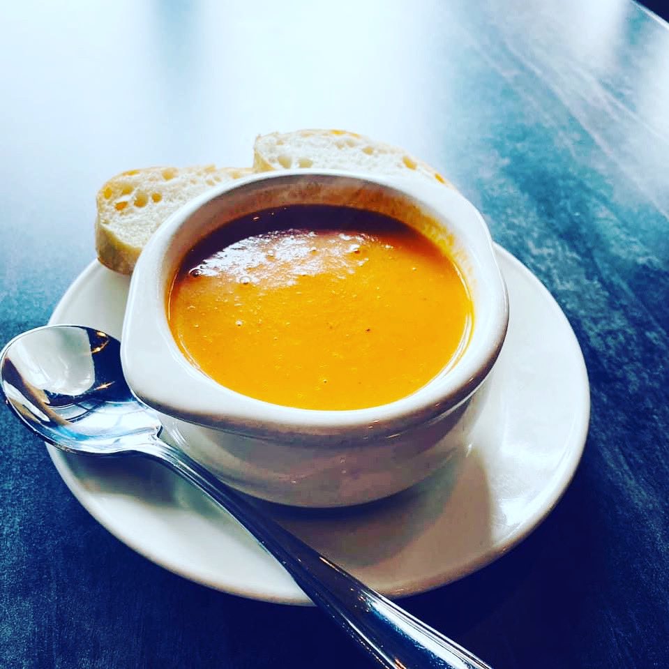 MONDAY LUNCH 🎄 

Gift cards available! 
Purchase over the phone for contactless pickup or by mail
Come in person!

Soup: carrot &amp; ginger
Melt: chipotle pulled pork 🌶 
Pasta: chicken penne w/ rosé sauce

#eastcoasteats #yum #eeeeeeats 
#lunch #thepalate #soup #giftcards