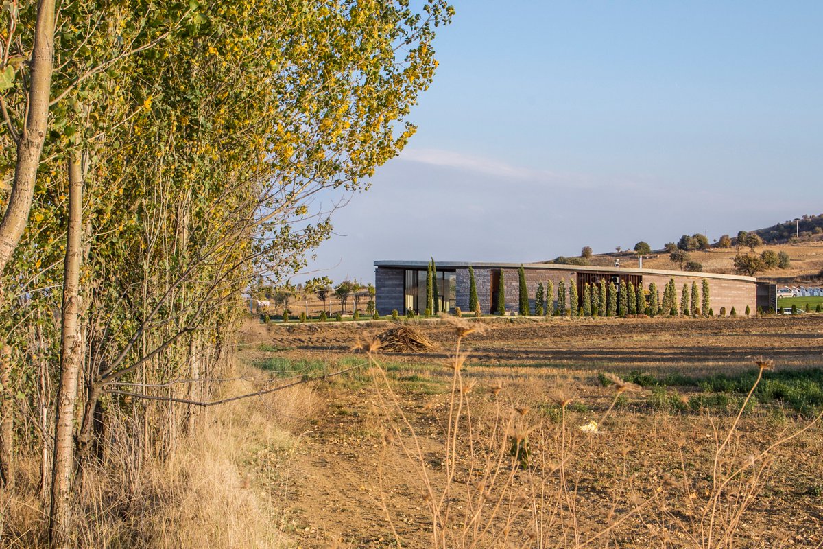 turkishstones_'s tweet photo. On the facade and in the hard landscape areas of the 38° 30° Boutique Cheese Factory, designed by Slash Architects and Arkizon Architects, andesite stone from the quarries of Afyon Tazlar Village was used.

#Turkishstones #İMİB  #naturalstone #andesite https://t.co/Tf98X2RO1a
